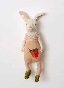 Kirsten Brünjes 'Hase und Erdbeere' wandfiguur